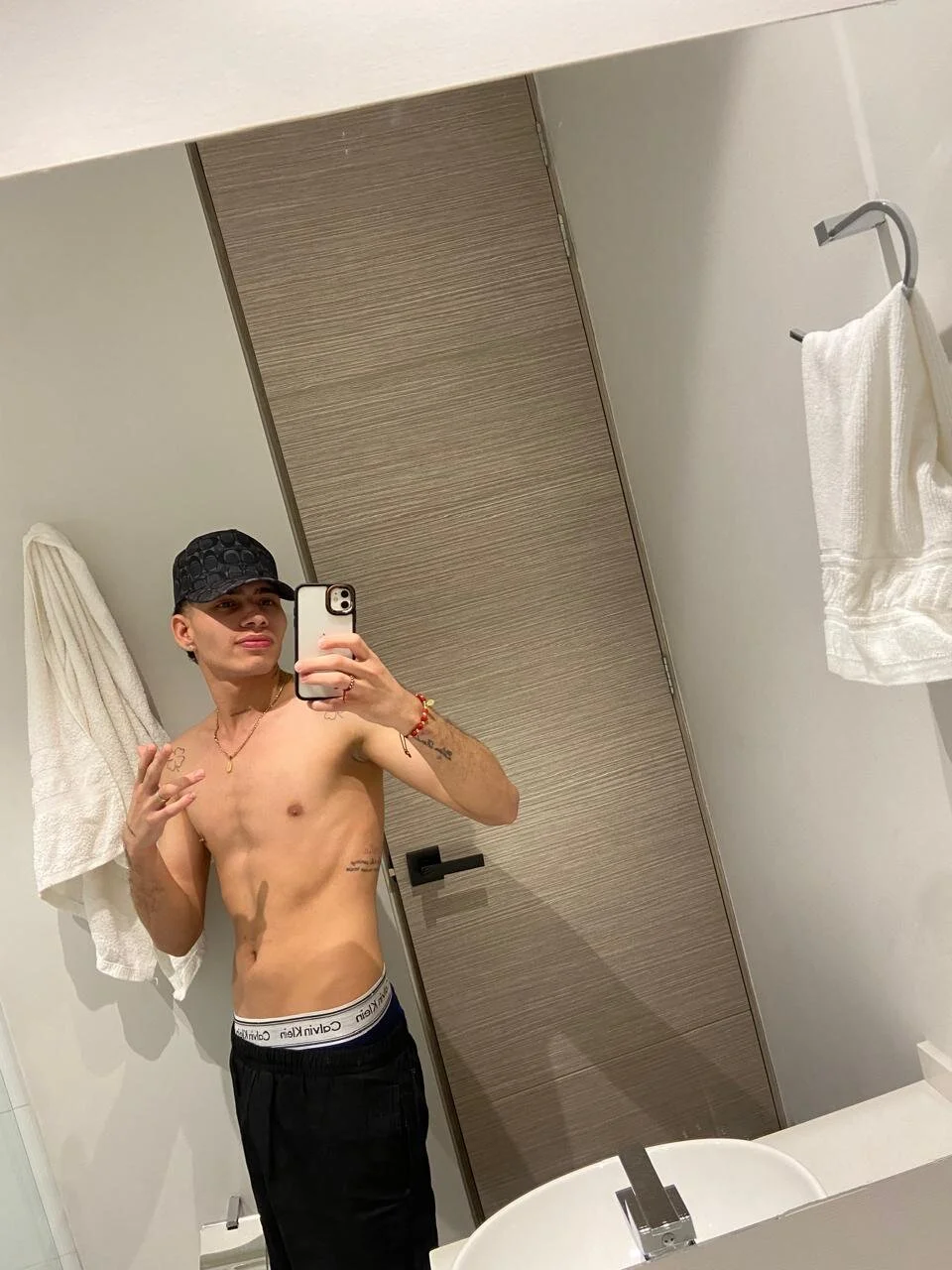 Dereek_Hot
