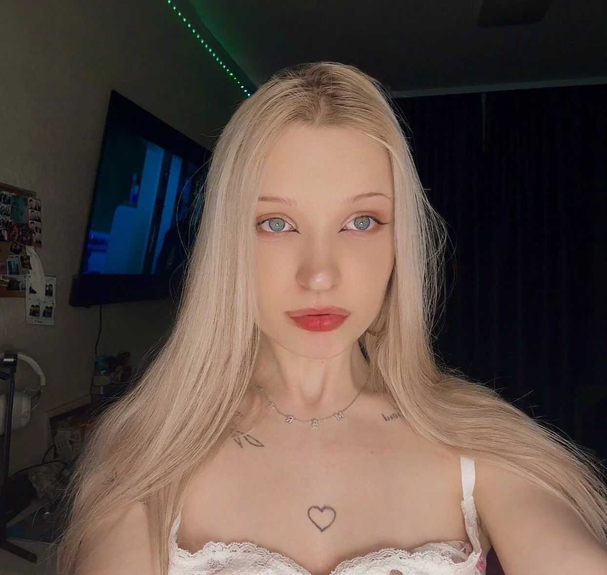 XXX Porn Photo of Nude linacherrytwin 18