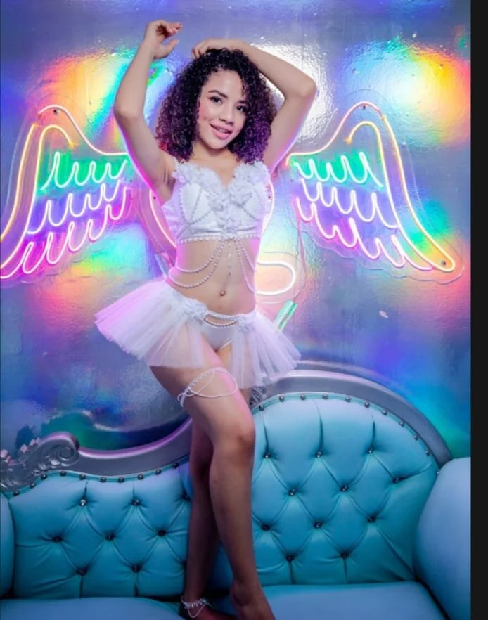 XXX Porn Photo of Nude Queen_Deepthroat 1