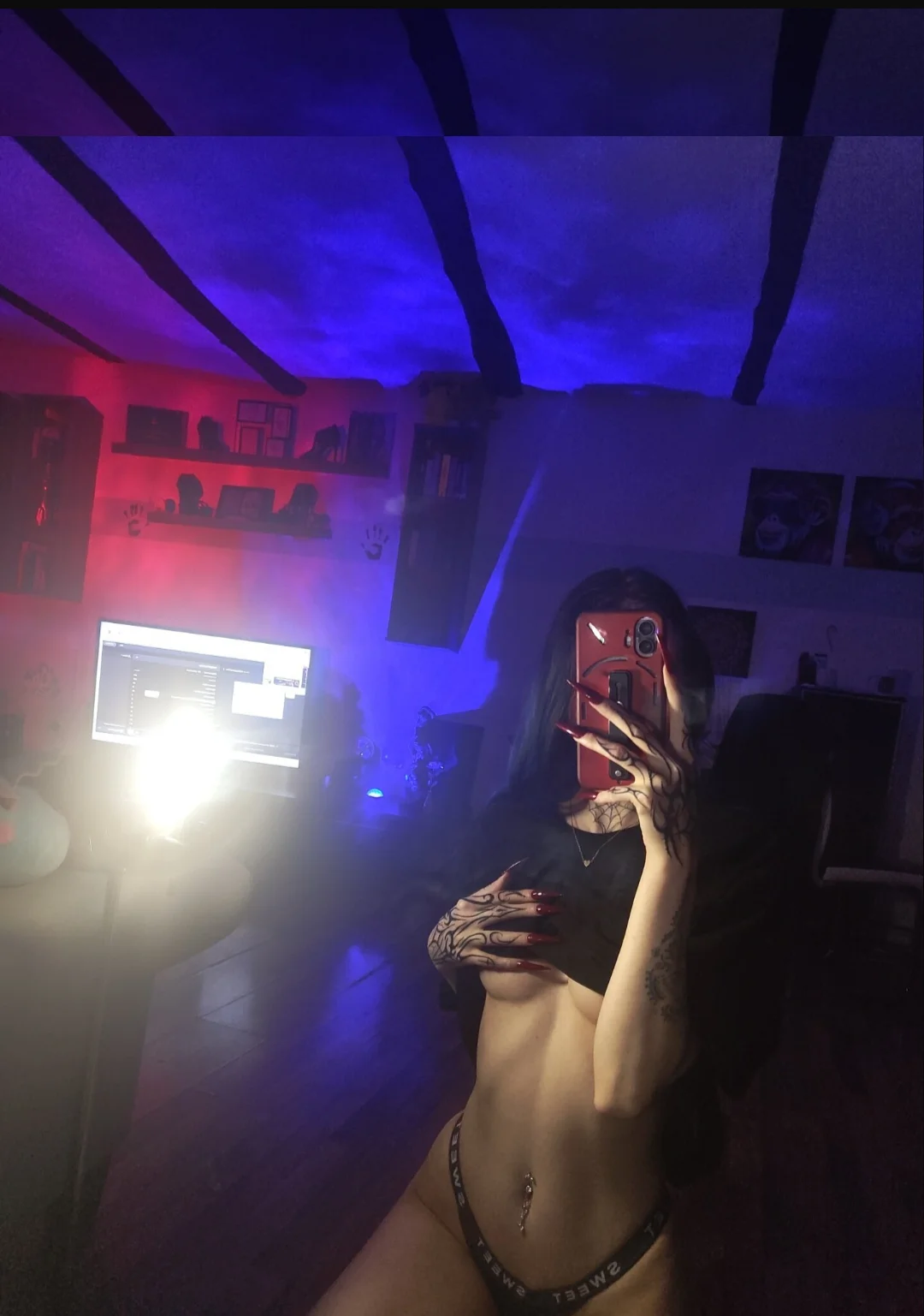 XXX Porn Photo of Nude BlueVelvetBat420 1