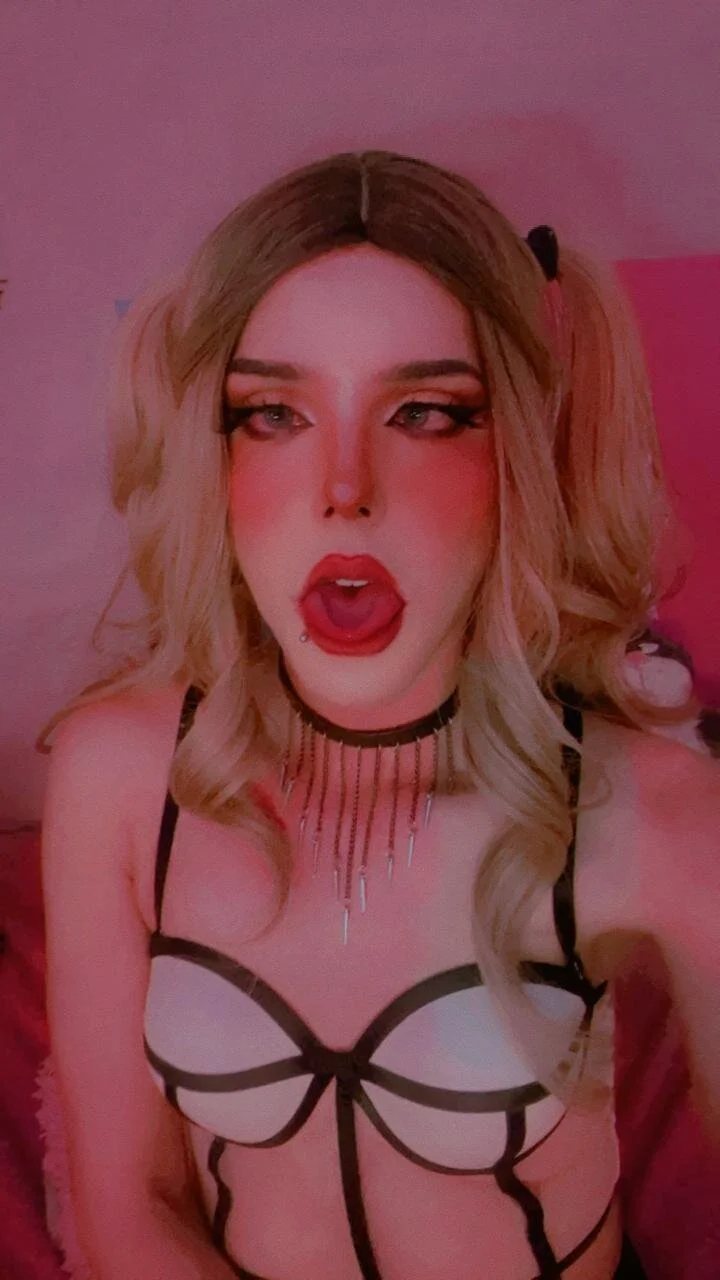 XXX Porn Photo of Nude billiesimons2 18