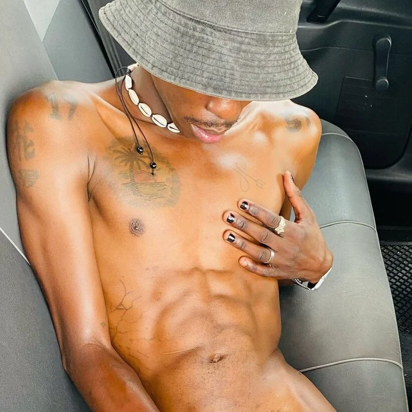 XXX Porn Photo of Nude SknnyLarryBoy 13