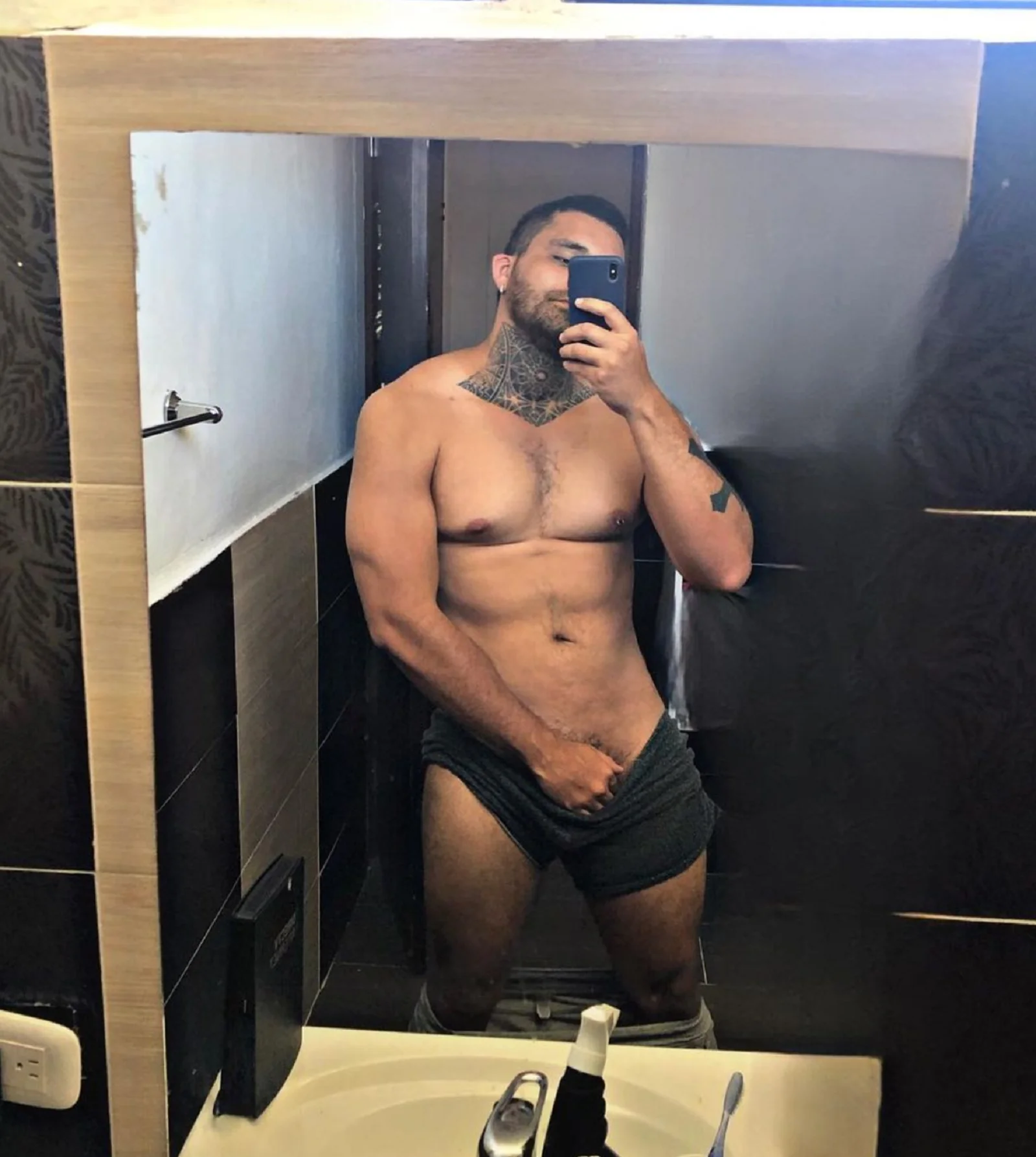 XXX Porn Photo of Nude aronmiller404 16