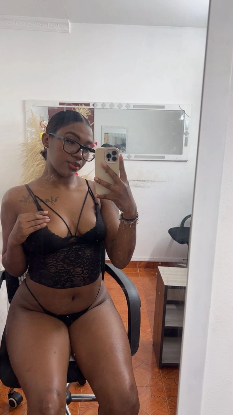 XXX Porn Photo of Nude Emi_rousse 17
