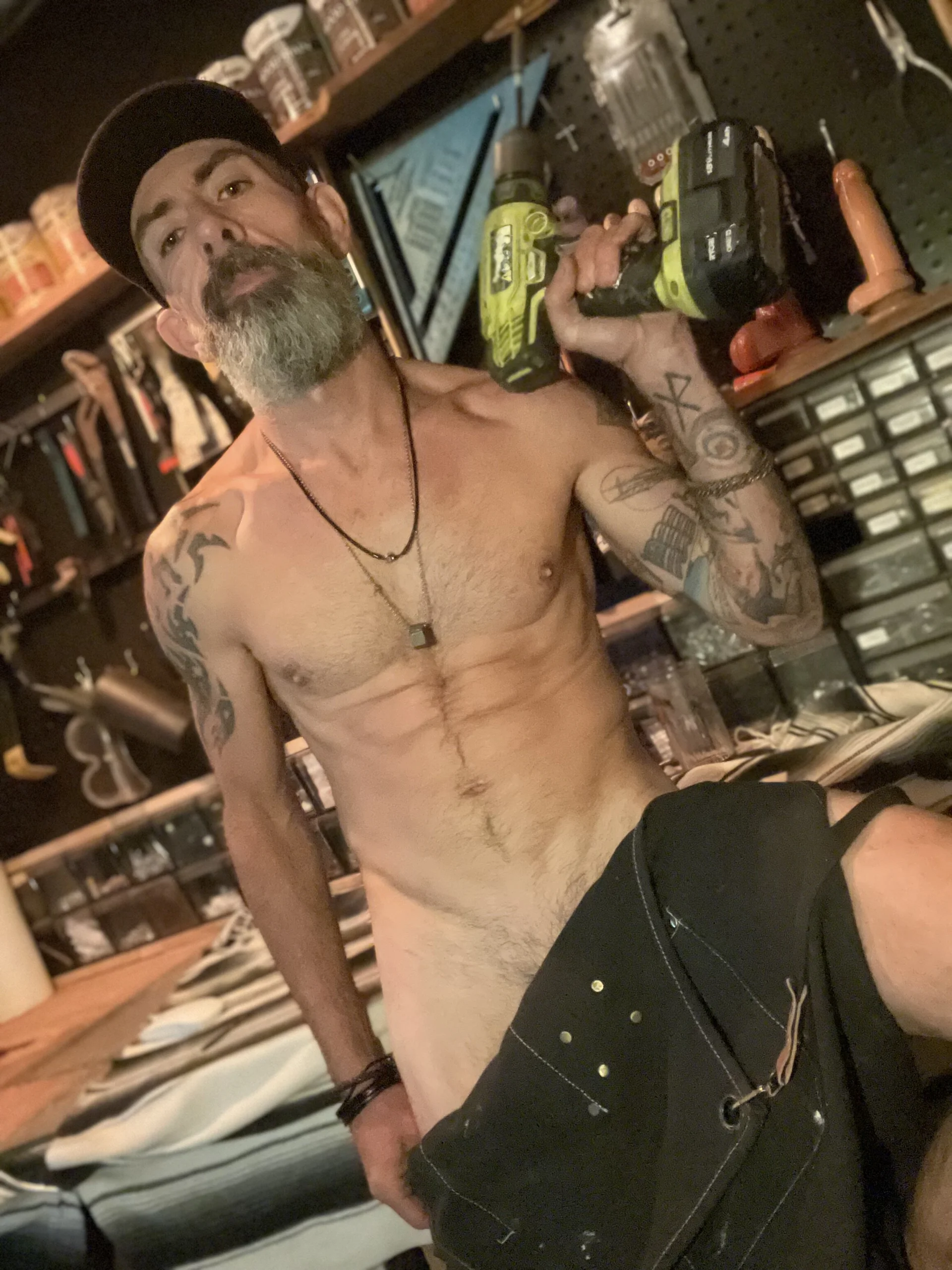 XXX Porn Photo of Nude HandyBro 5