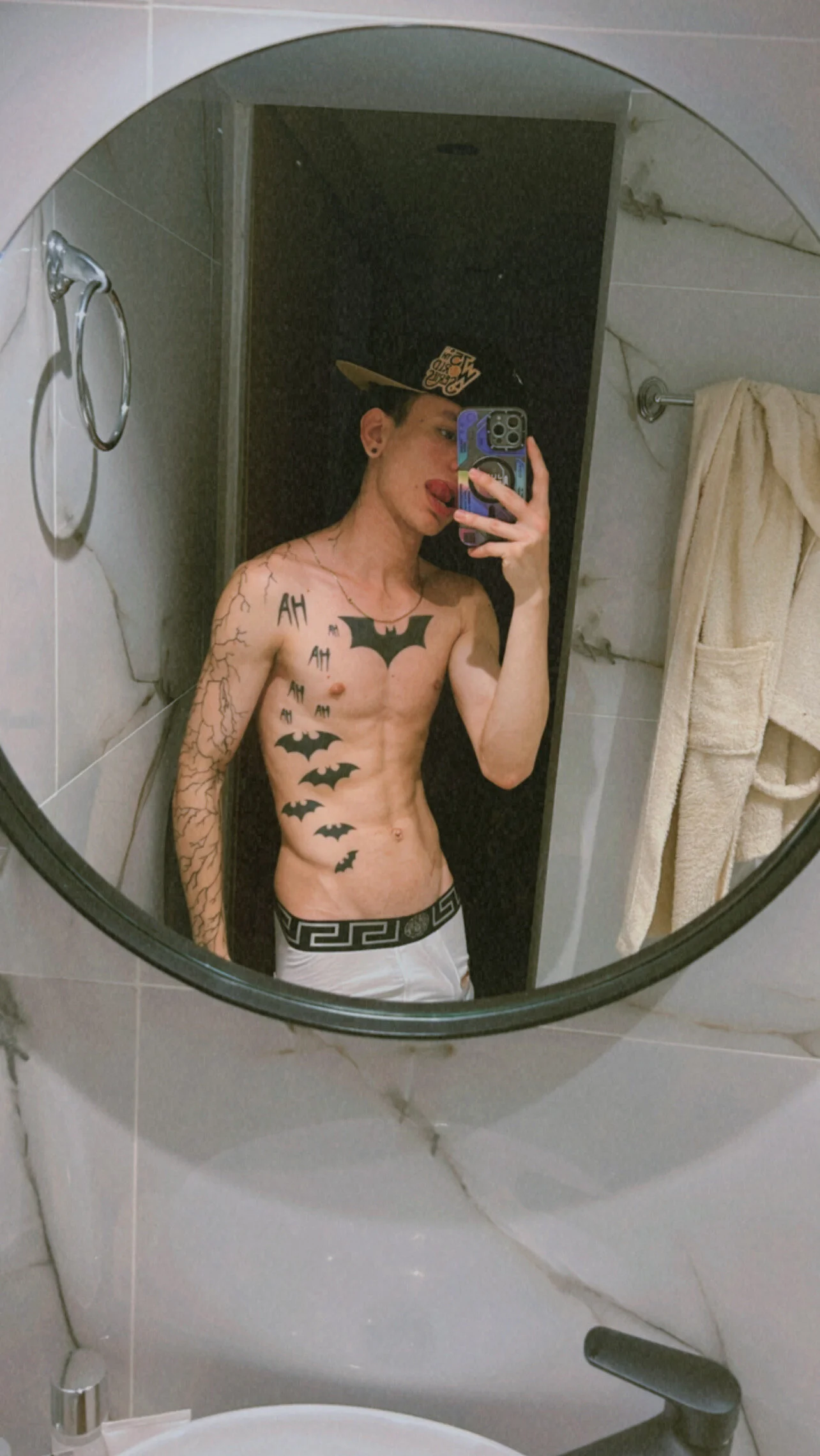 XXX Porn Photo of Nude Skinny_batman 11