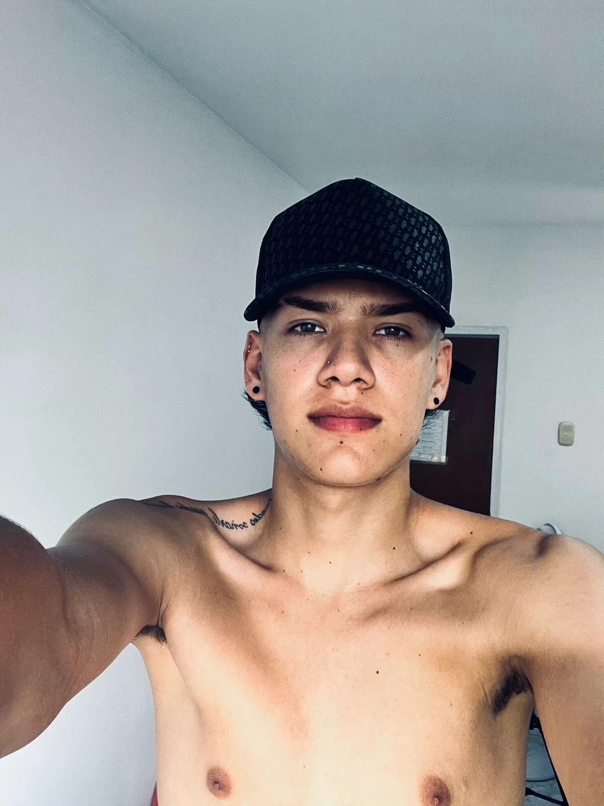 XXX Porn Photo of Nude maxthomson_boy 23