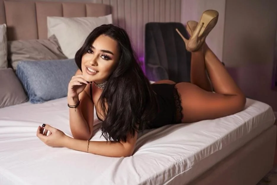 XXX Porn Photo of Nude hornyemma__ 2