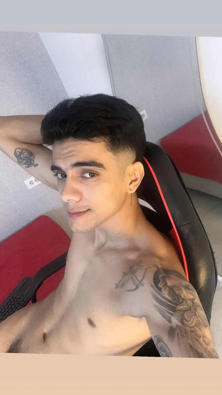 XXX Porn Photo of Nude adam_levis17 1