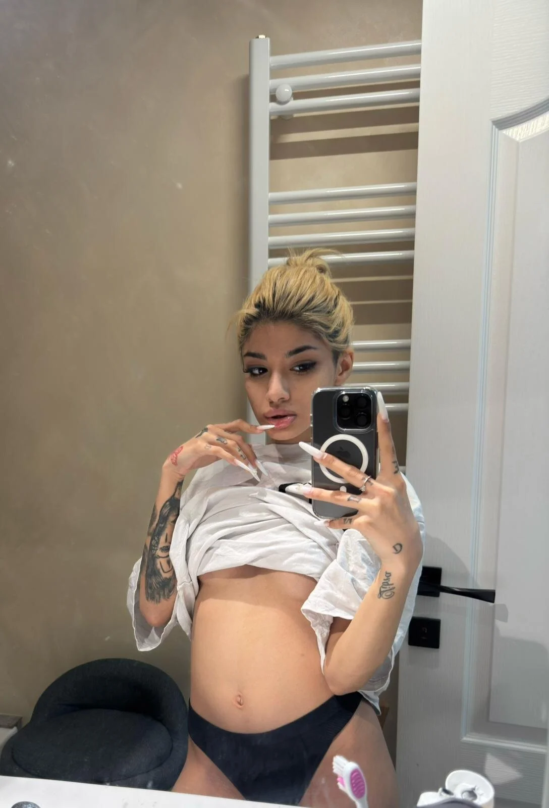 XXX Porn Photo of Nude sweelexy 3