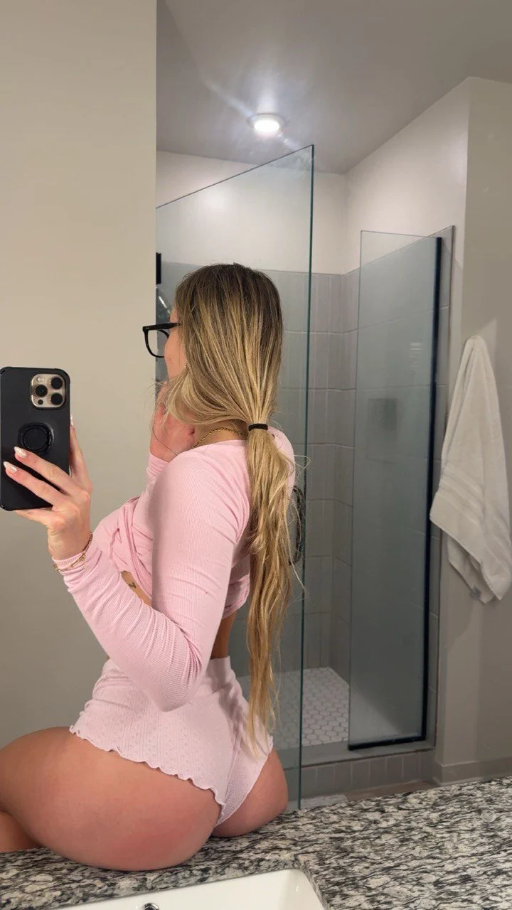 XXX Porn Photo of Nude RosieCheeks_ 13