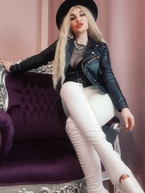 XXX Porn Photo of Nude MistressKasandra 2