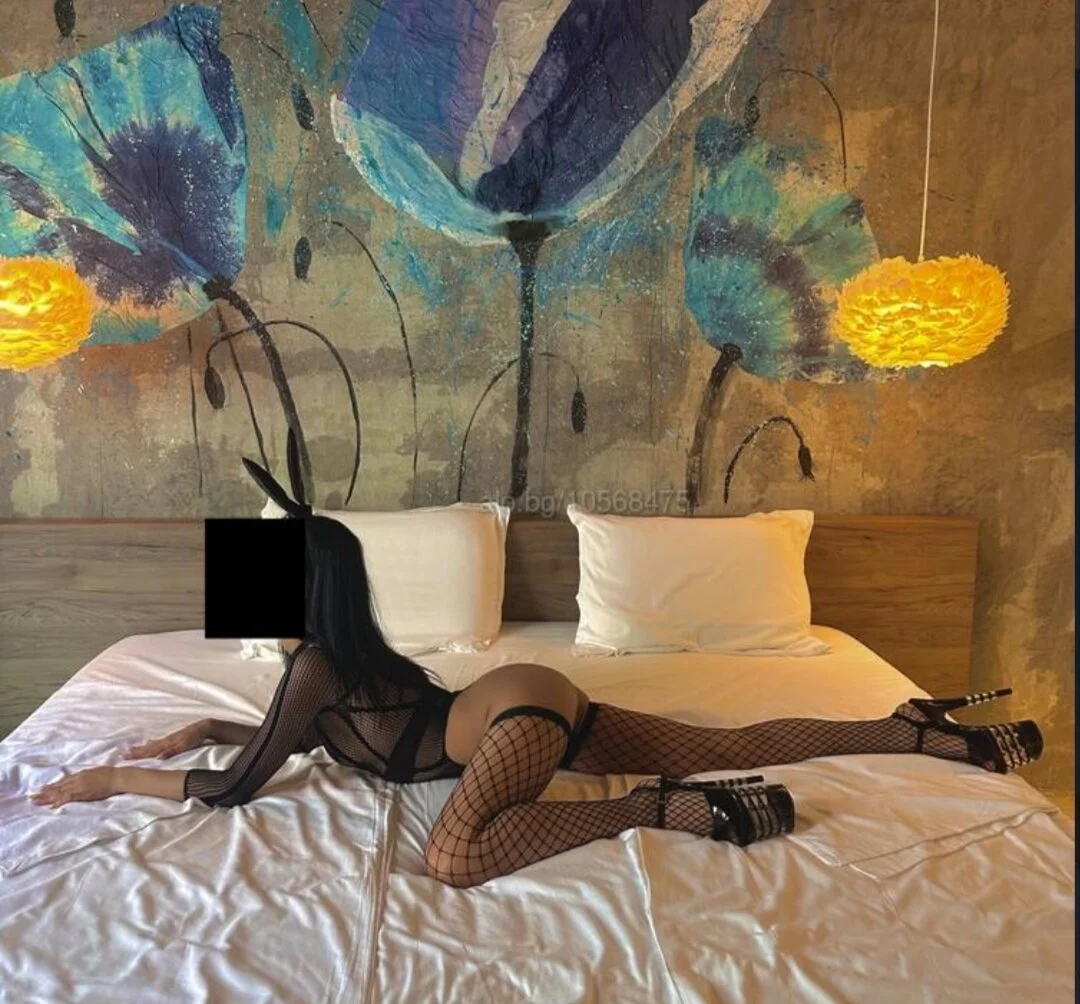 XXX Porn Photo of Nude HoaxingSurround2002bg 2