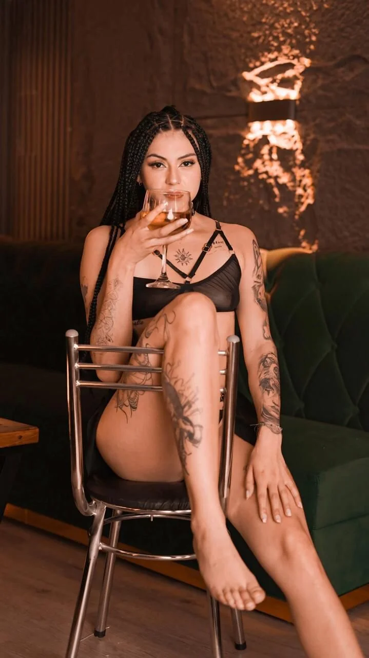 XXX Porn Photo of Nude aprildumont 3