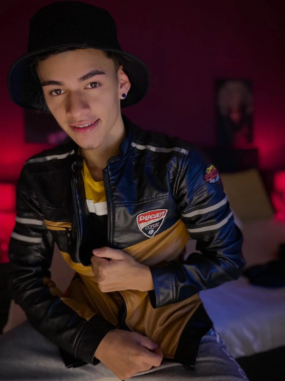 XXX Porn Photo of Nude VikoHands 13