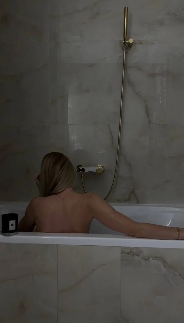 XXX Porn Photo of Nude StrangerGi 1