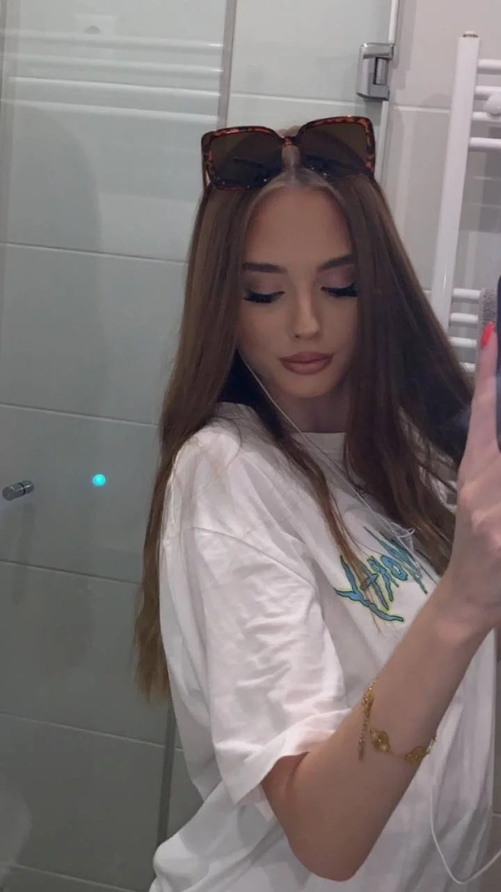 XXX Porn Photo of Nude petitegonwiild 1