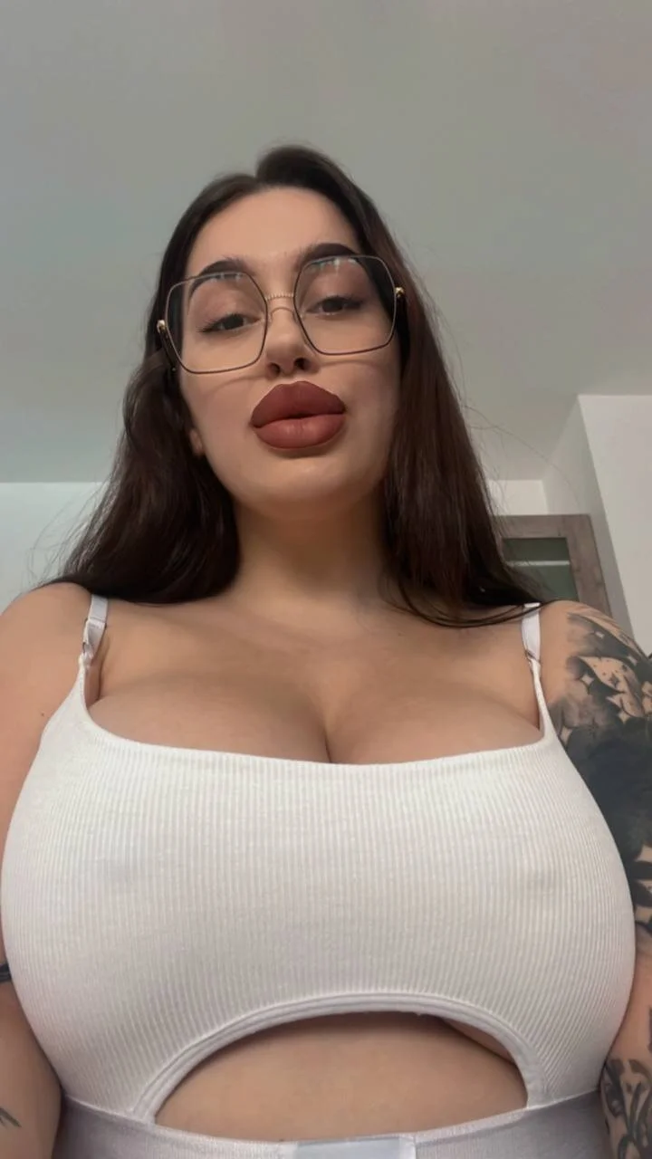 XXX Porn Photo of Nude VikiDemini 1