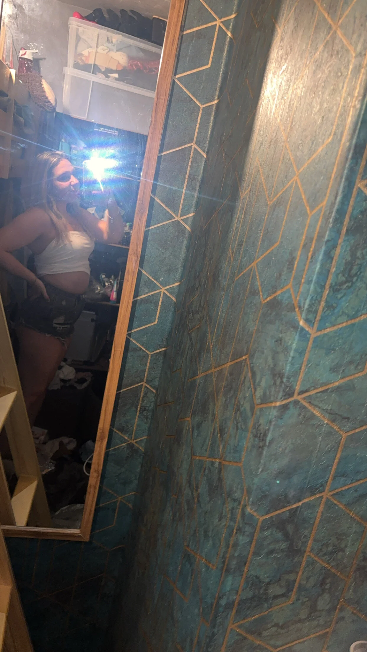 XXX Porn Photo of Nude curvyneon 3