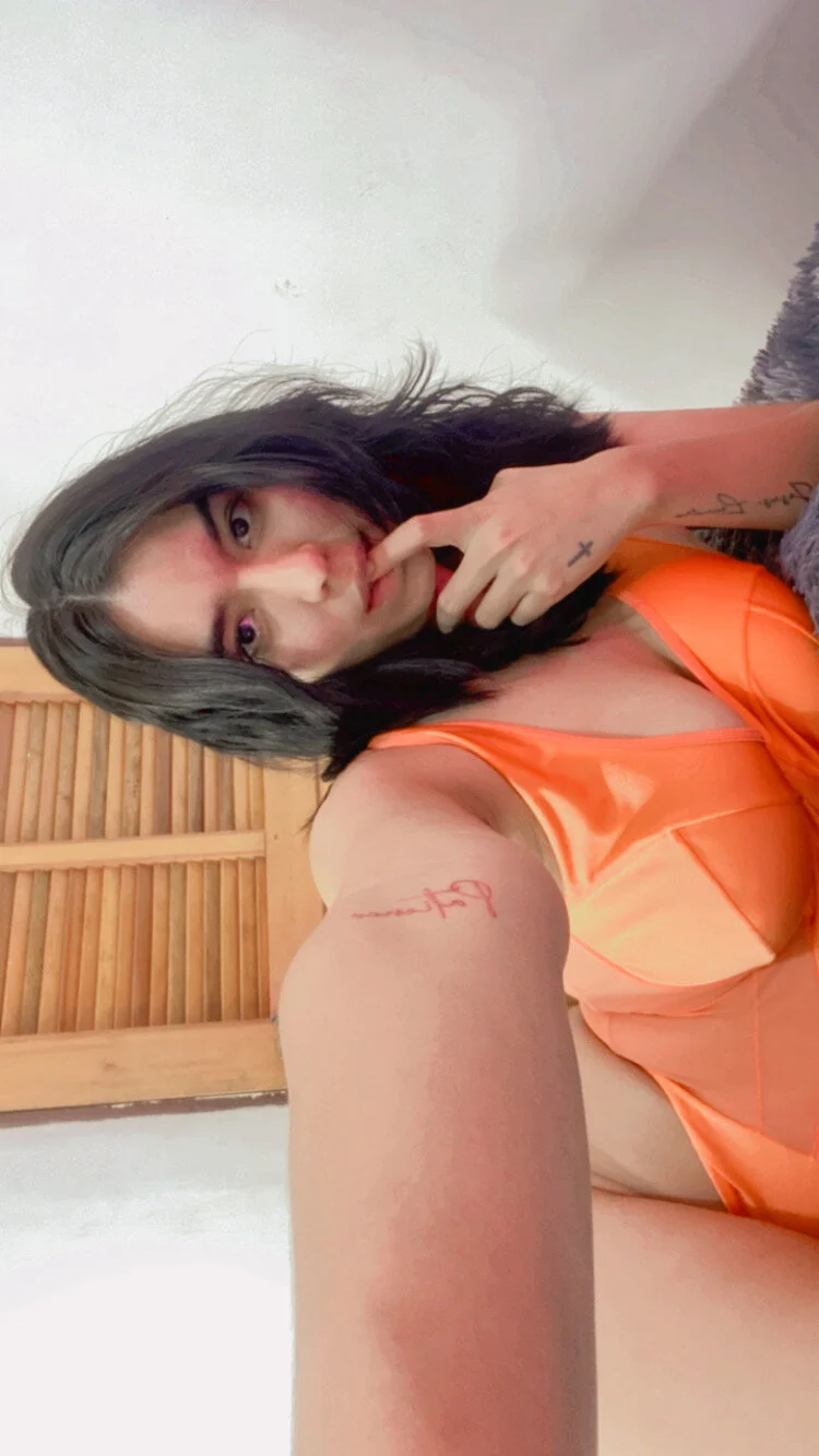 XXX Porn Photo of Nude BIGFEETWOMAN99 9