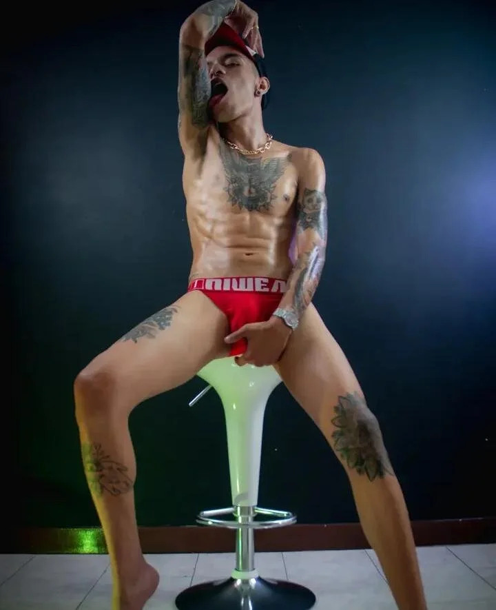 XXX Porn Photo of Nude logan-wollf 9