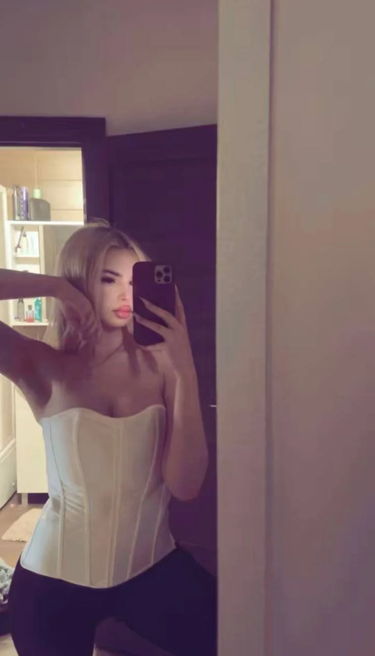 XXX Porn Photo of Nude LomaWaid 1