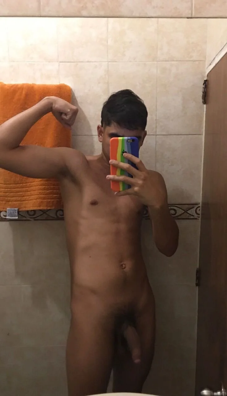 XXX Porn Photo of Nude Oliverstrongerr 3
