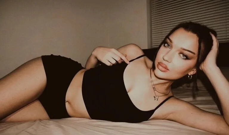 XXX Porn Photo of Nude OliviaGorgeous 4