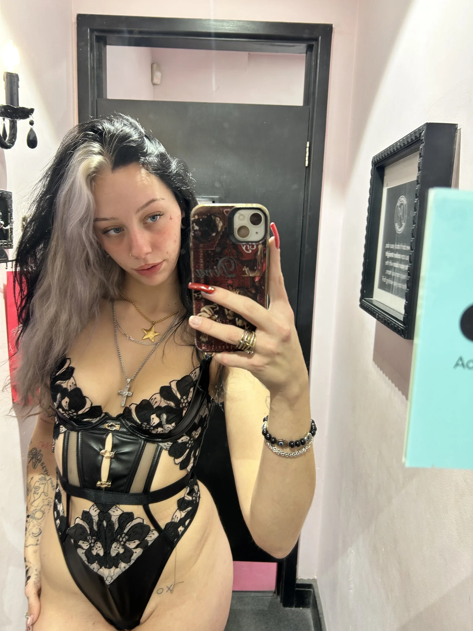 XXX Porn Photo of Nude baddieinabenz 1