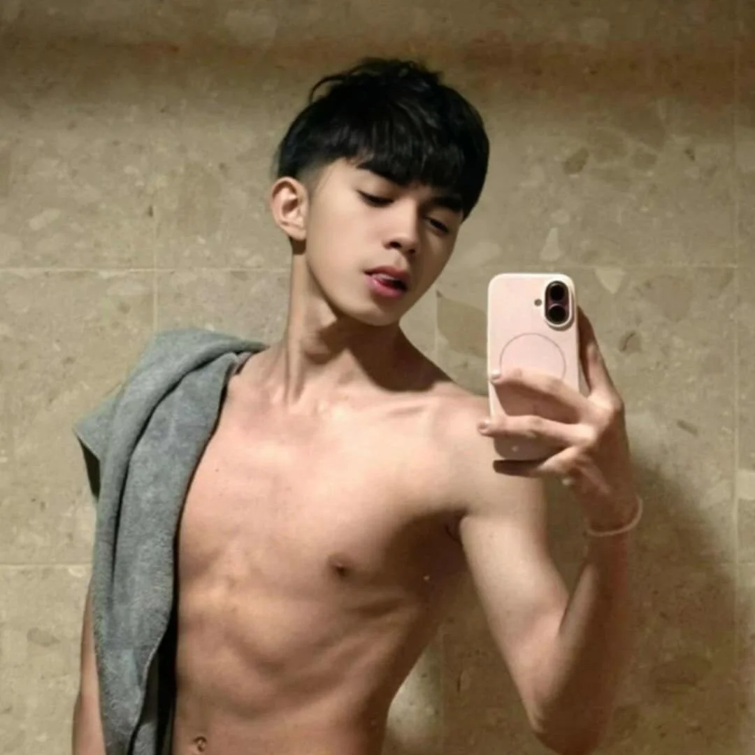 XXX Porn Photo of Nude TwinkMasterHugeCock 4