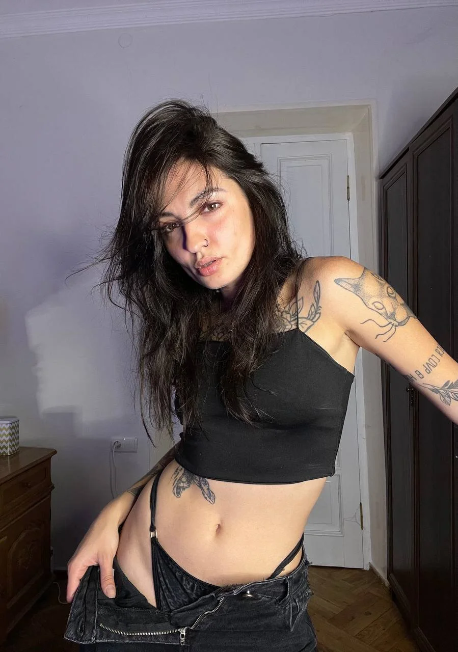 XXX Porn Photo of Nude BabeRainbow 4