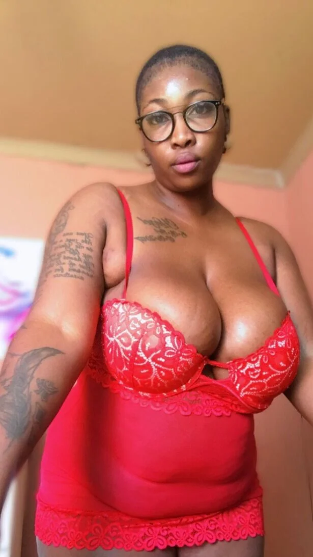 XXX Porn Photo of Nude BigTitsPoshh 5