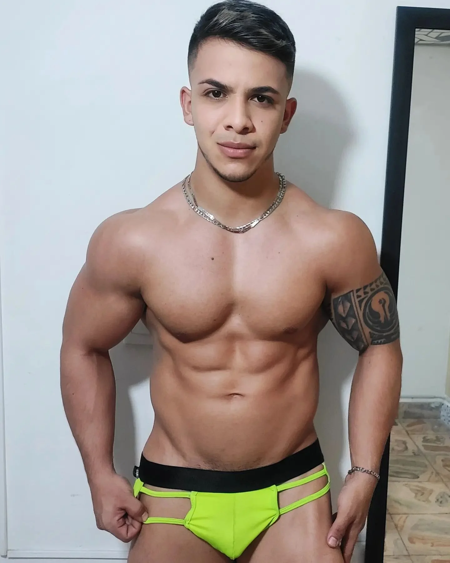 XXX Porn Photo of Nude TheMuscularVenezuelanMan 5