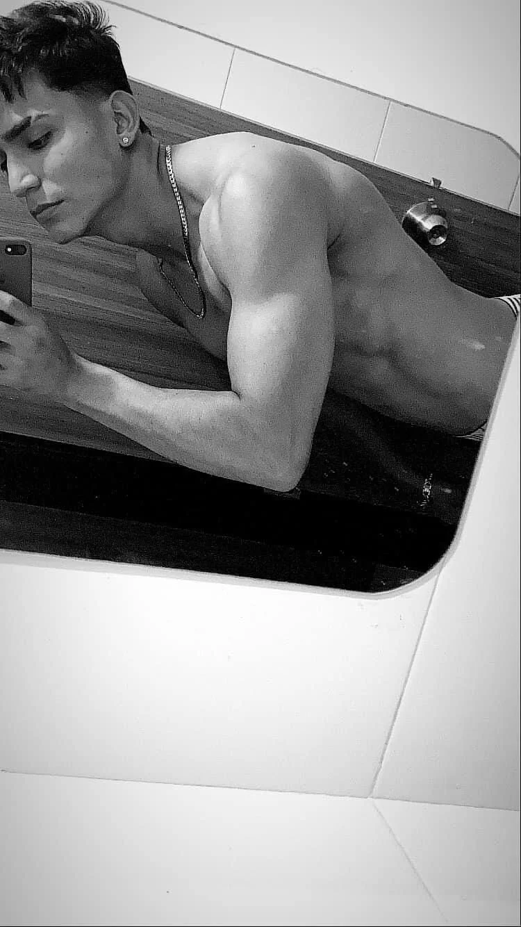 XXX Porn Photo of Nude muscle_boyhorny 45