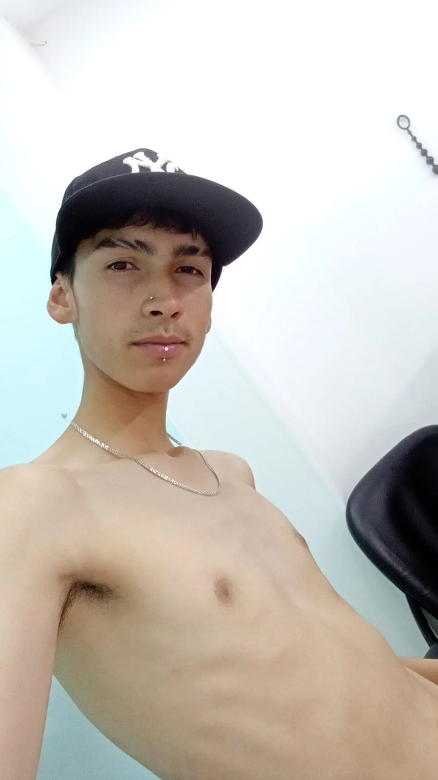 XXX Porn Photo of Nude ttimy_x_boy 7