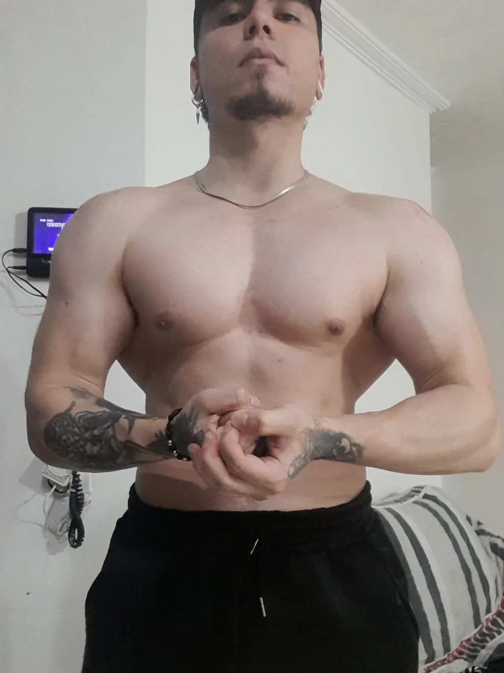 XXX Porn Photo of Nude Logan_Roy18 3