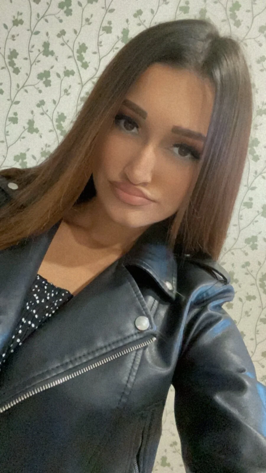 XXX Porn Photo of Nude Queen_baby 6