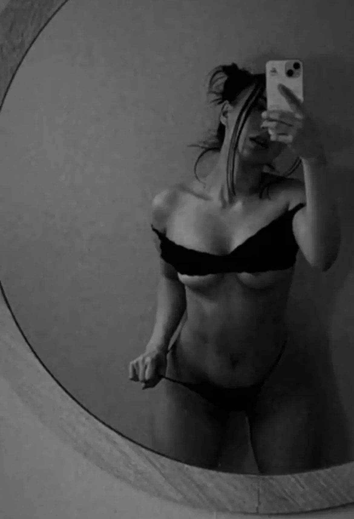 XXX Porn Photo of Nude Valen_ross_ 14