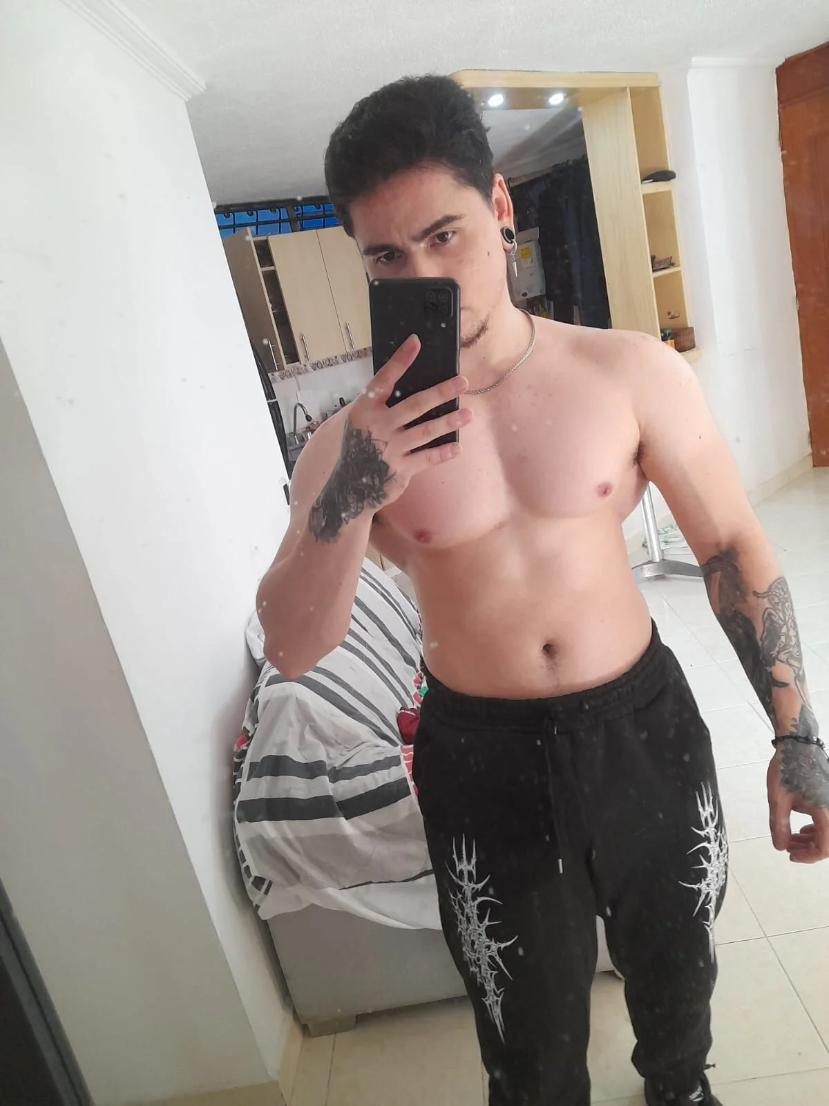 XXX Porn Photo of Nude Logan_Roy18 4