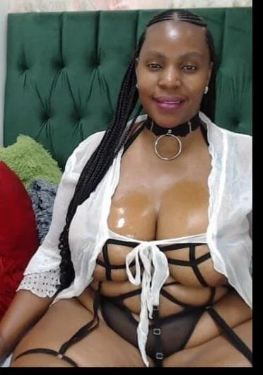XXX Porn Photo of Nude GaggingQueenxx 25