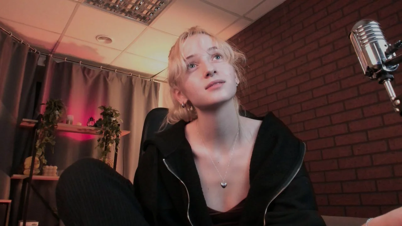 XXX Porn Photo of Nude OddlyFamiliar 3