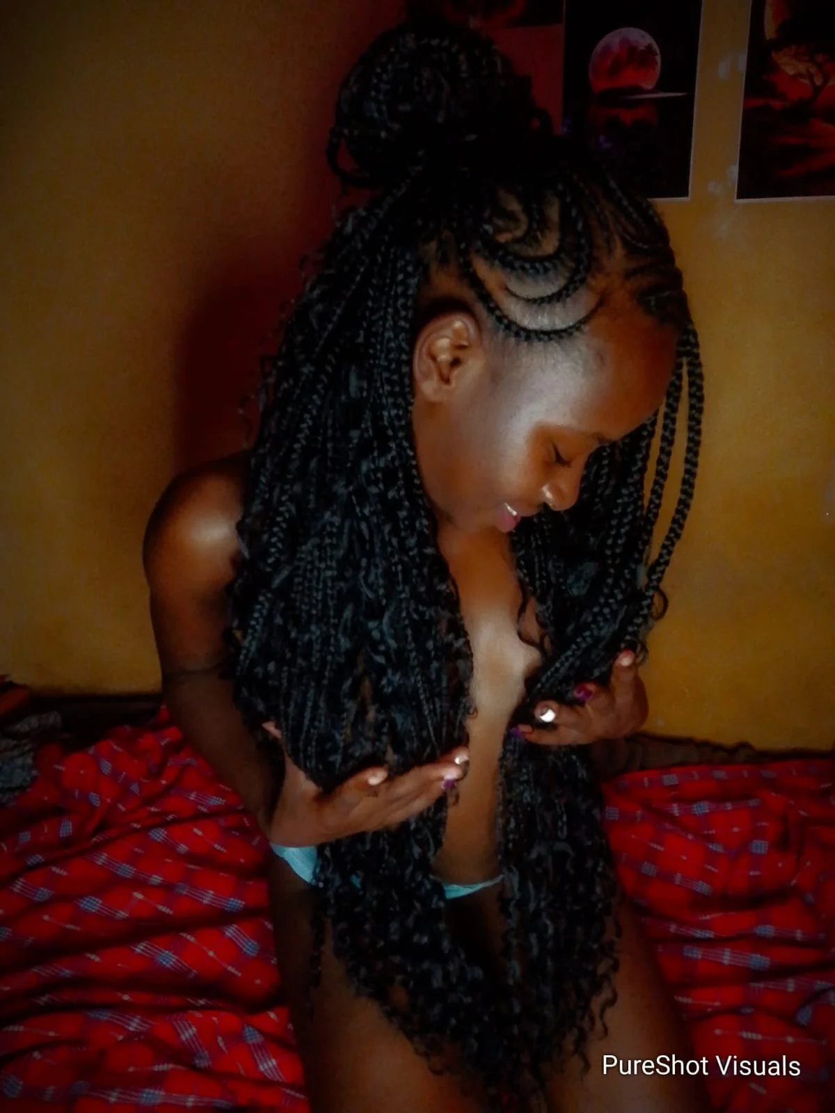XXX Porn Photo of Nude Queen_petitee2 2