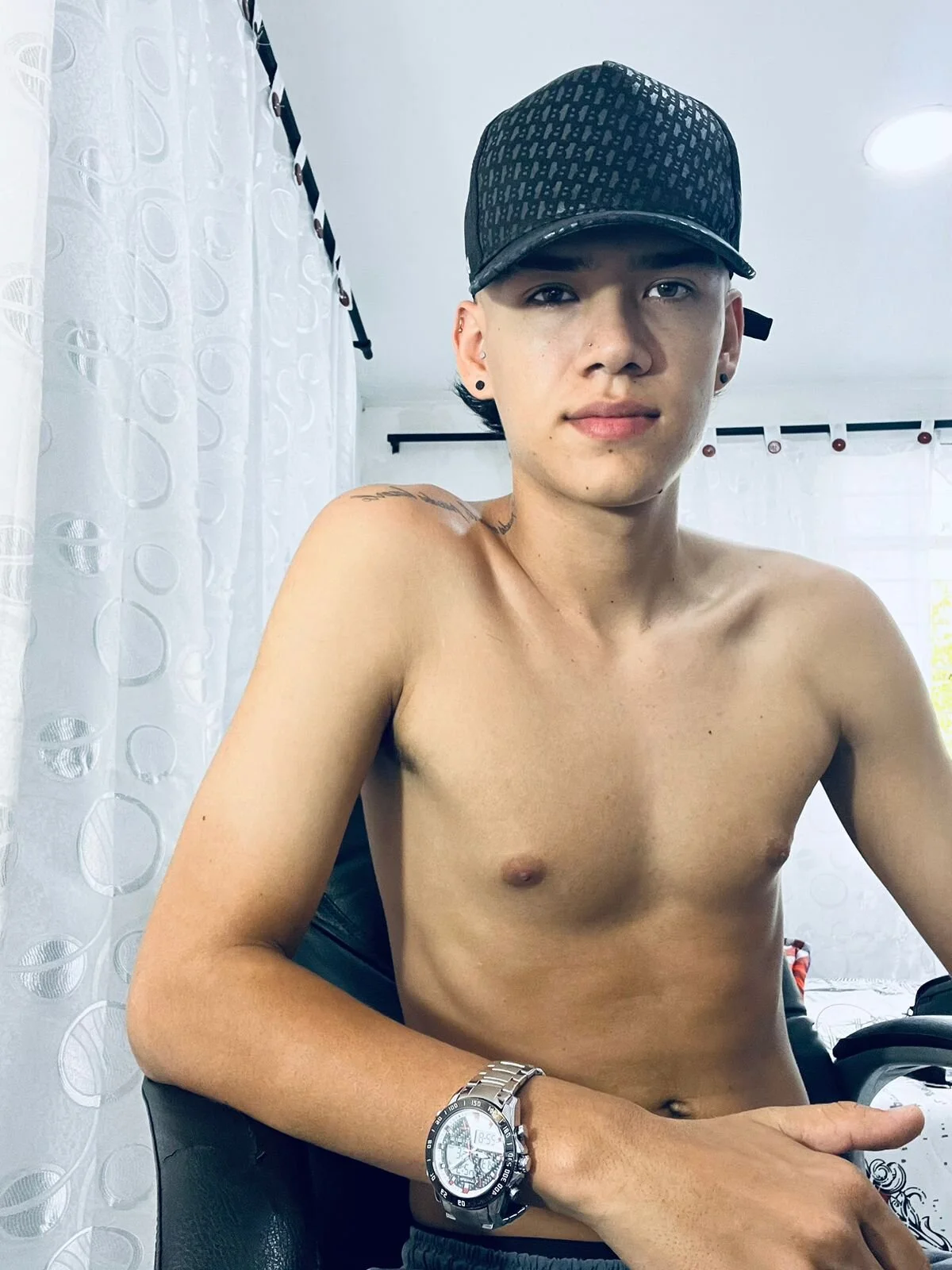 XXX Porn Photo of Nude maxthomson_boy 21