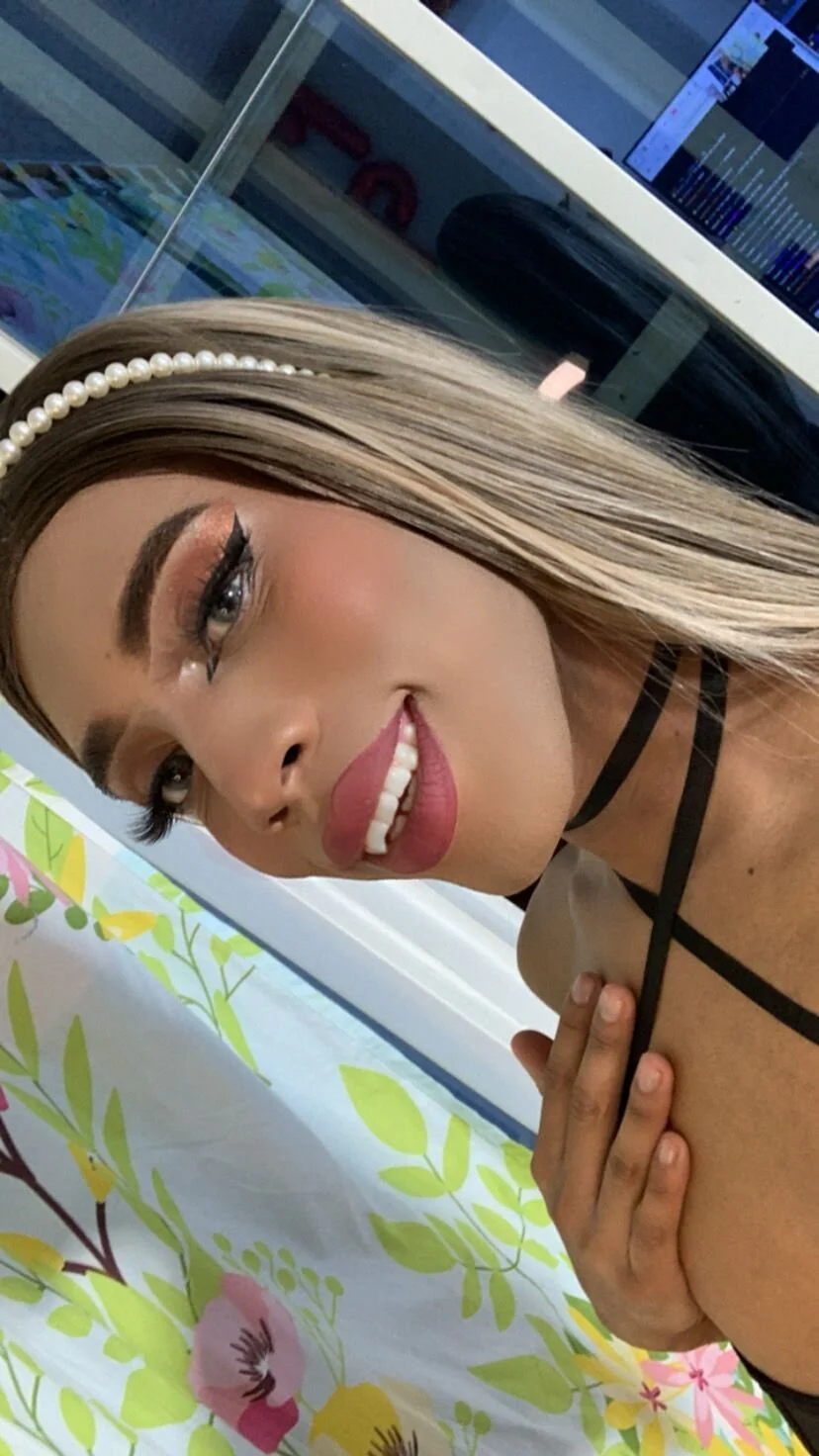 XXX Porn Photo of Nude Madissonbeer_ 2