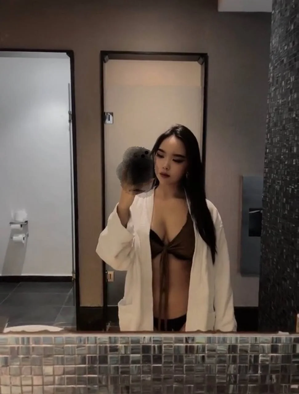 XXX Porn Photo of Nude LilBloom 1