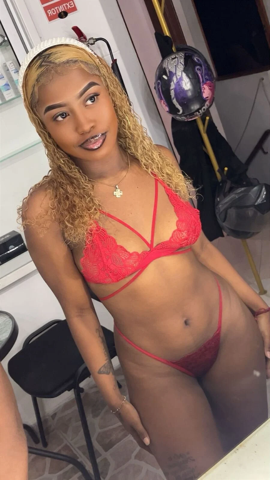XXX Porn Photo of Nude erika_lyrics 2