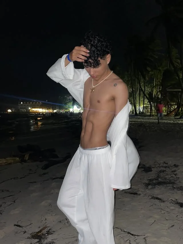XXX Porn Photo of Nude kai_OnFire 3