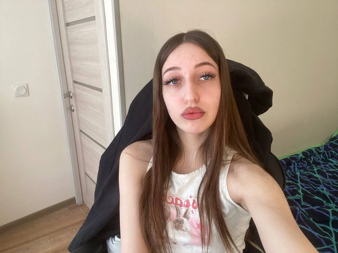 XXX Porn Photo of Nude CutieWorm 3