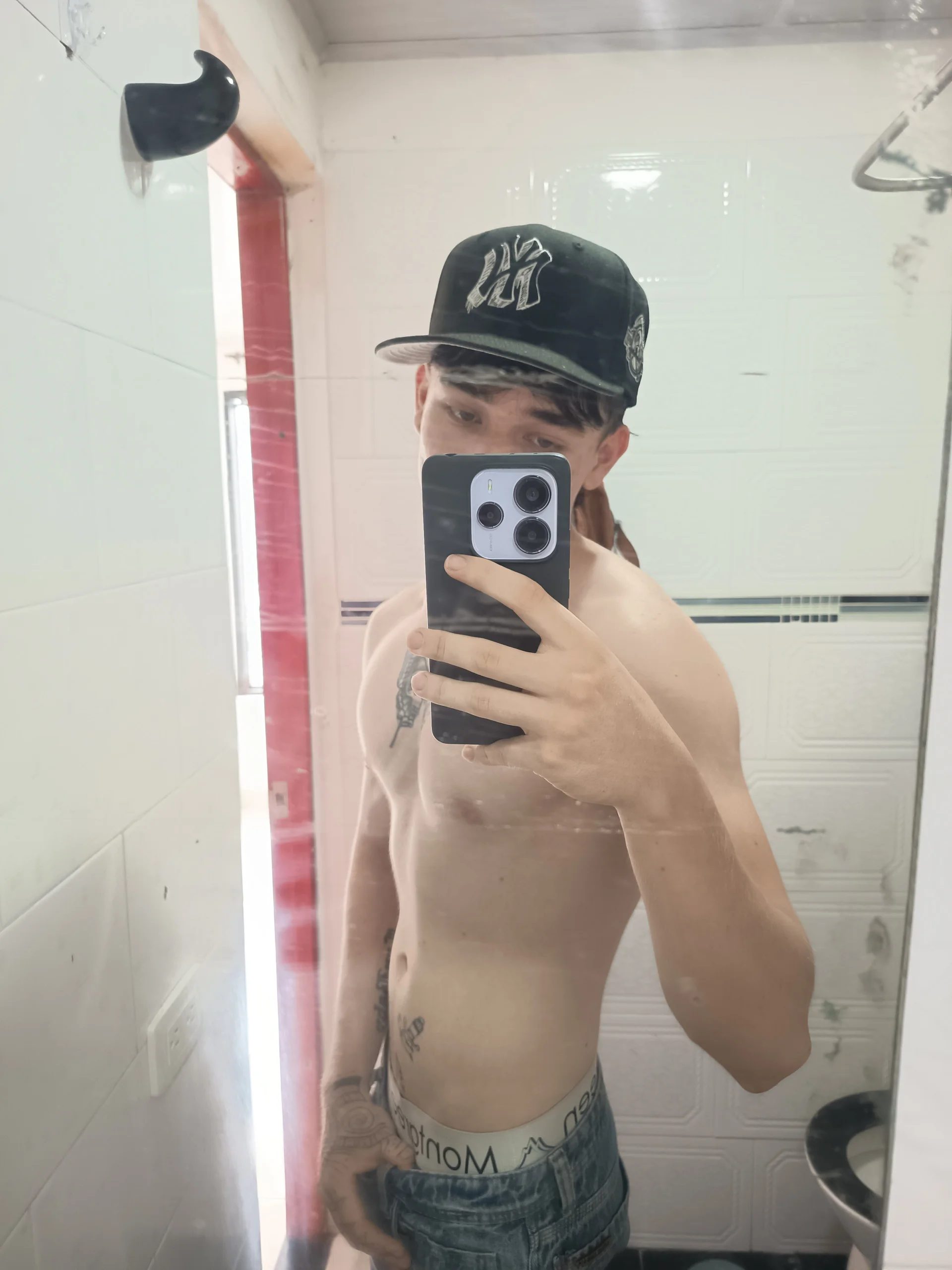 XXX Porn Photo of Nude Logan_sixxer 9