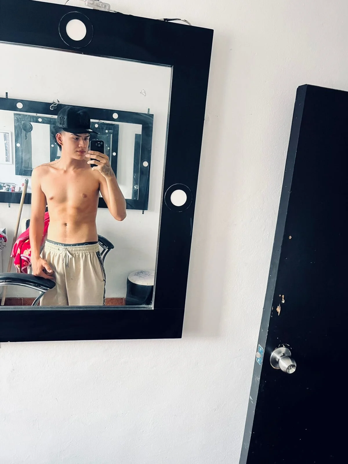 XXX Porn Photo of Nude maxthomson_boy 12